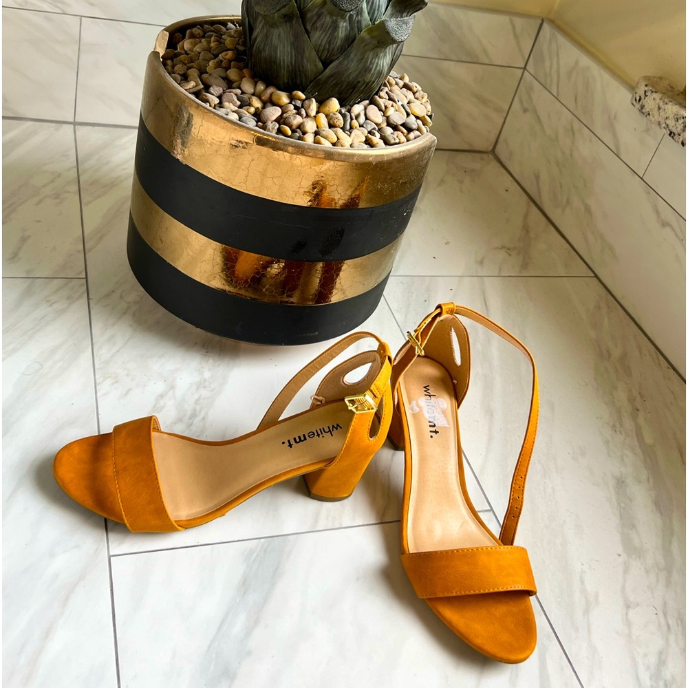 Formal mustard sandal with heel.